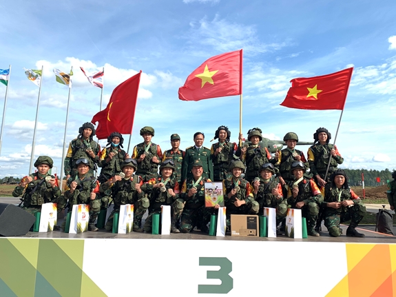 Mãn nhãn xem Công binh Việt Nam “mở đường thắng lợi” bằng dàn “siêu xe, máy”